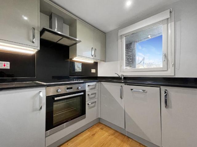 Valley Road, Kenley, CR8 2 bed maisonette to rent £1,625 pcm £375 pw