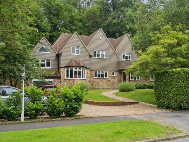 Valley Road, Rickmansworth WD3 4 bed detached house to rent £5,250 pcm £1,212 pw