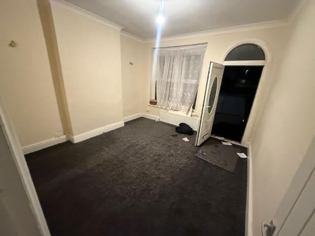 Valley Road, Stourbridge DY9 2 bed terraced house to rent £850 pcm £196 pw