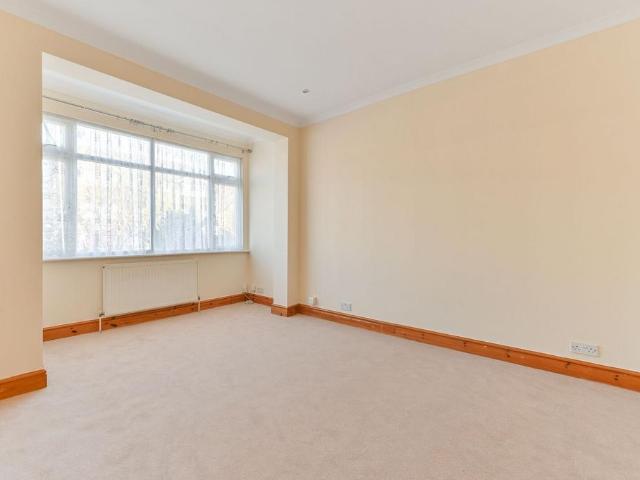 Valley Road, Streatham, London, SW16 3 bed end of terrace house to rent £3,200 pcm £738 pw