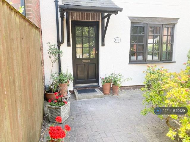 Vallis Close, Poole, BH15 3 bed terraced house to rent £1,600 pcm £369 pw