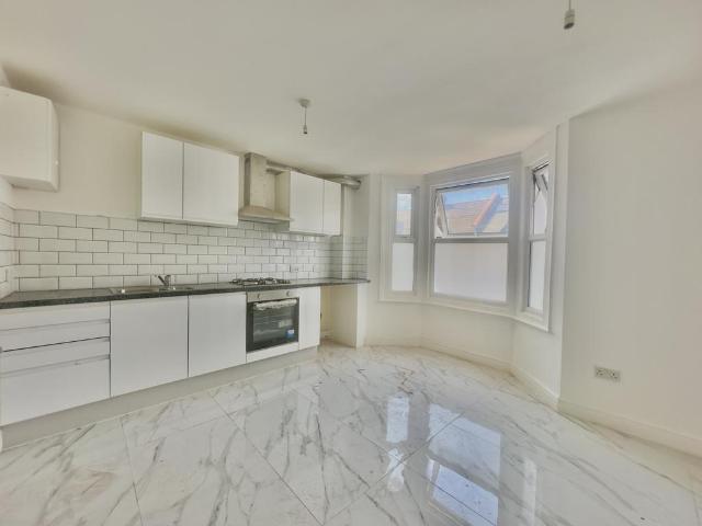 Valnay Street, SW17 8PT 4 bed flat to rent £3,800 pcm £877 pw