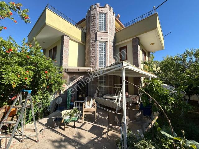 Varyant'tan Altınolukta 4+1 Bahçeli Köşe Denize 50 Metre Villa