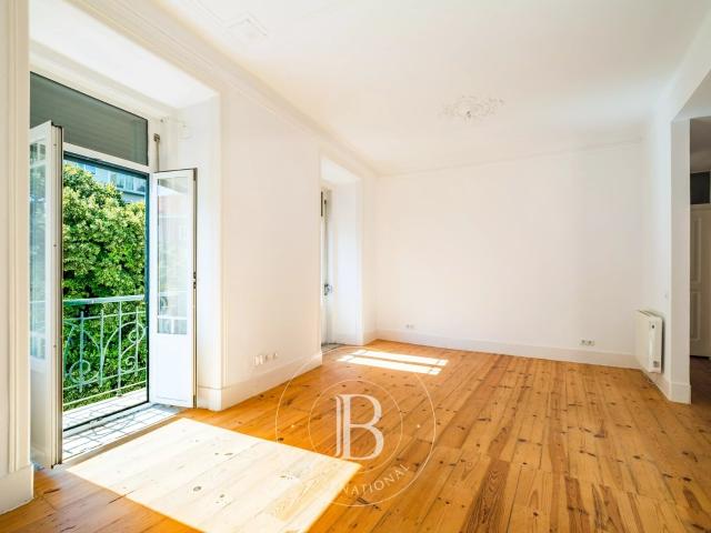Varanda e muita luz natural 89m² São Mamede