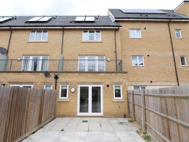 Varcoe Gardens, Hayes UB3 4 bed terraced house to rent £2,850 pcm £658 pw