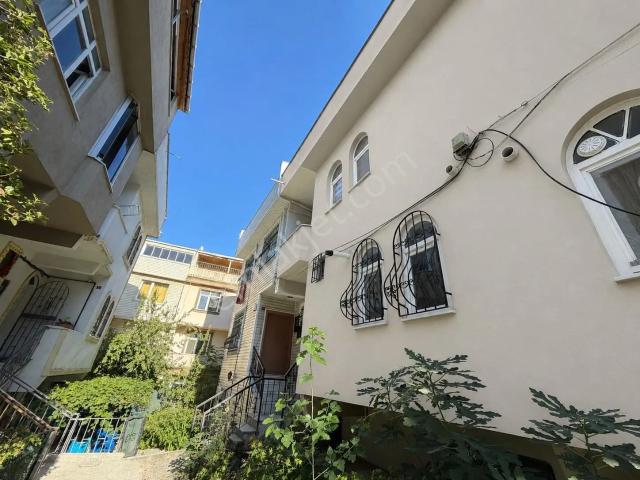Varlı Kent'ten Gürpınar'da Tadilatlı 3 Katlı Kiralık Geniş Villa