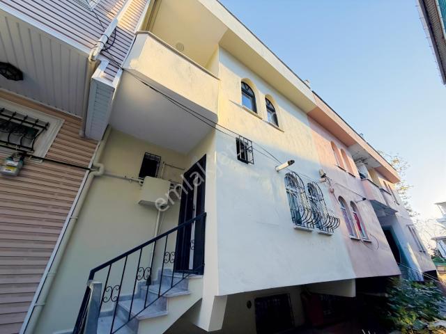 Varlı Kent'ten Gürpınar'da Tadilatlı 3 Katlı Kiralık Geniş Villa