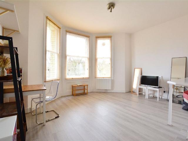 Varma Court, 11 Kidbrooke Grove, Blackheath SE3, 2 bed flat to rent, £1,850 pcm | PrimeLocation