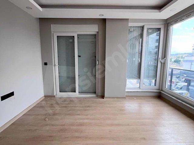 VARSAK DEMİRELDE TRAMVAYA YAKIN HAVUZLU SIFIR İSKANLI 2+1