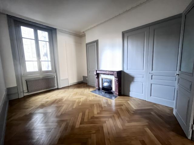 Vaste T3 avec balcon en hyper centre