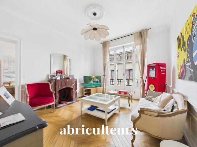 Vaste appartement familial de 200 m² dans un immeuble de car. 198m² Nantes