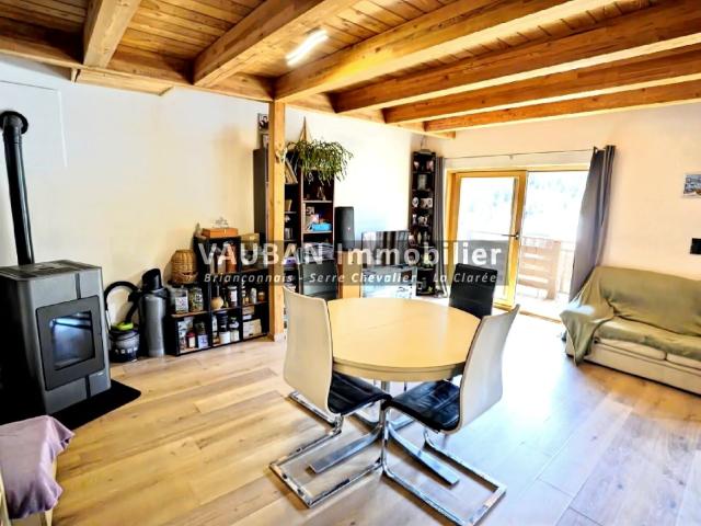 BAISSE DE PRIX — Grand duplex T4 de 105 m2 avec balcon et 2 stationnements, à 5 min de Briançon