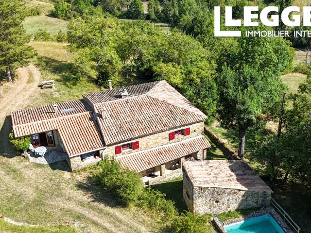 Vaste ferme en pierre sur 16 ha. – 2 habitations à réunir – rêvez d’un coin de paradis au cœur de la nature