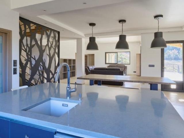 Villa contemporaine au calme – vue dominante, grands volumes. 281m² Bras d'Asse