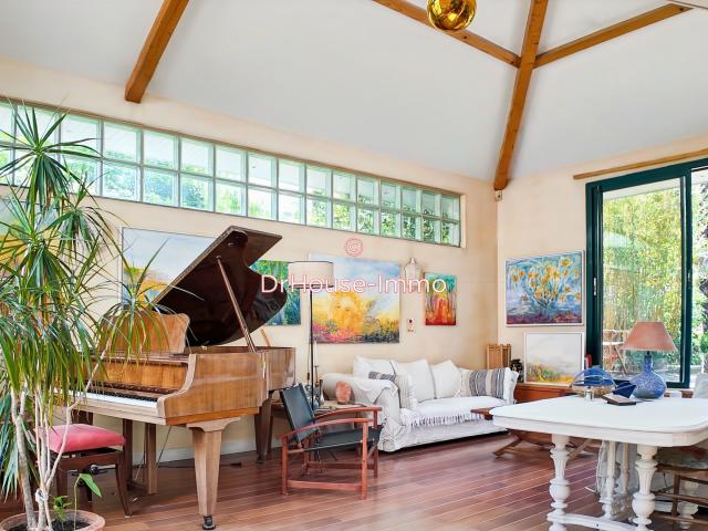 Vaste maison atypique inspirante nichée dans un écrin de verdure