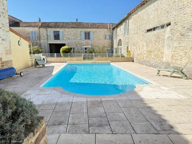 Vaste Maison de Village Avec Piscine Chauffée 392m² Aigre