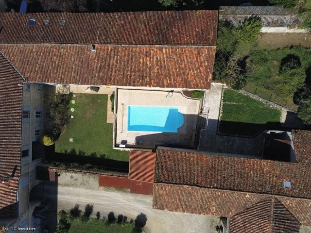 Vaste Maison de Village Avec Piscine Chauffée 392m² Aigre