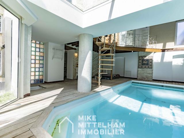 VASTE MAISON DE VILLE AVEC PISCINE INTERIEURE