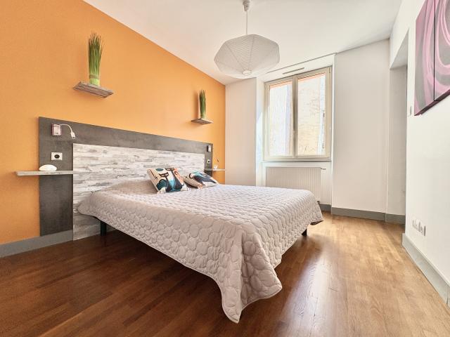 VASTE MAISON FAMILIALE ENTIEREMENT RENOVEE OFFRANT DES ESPACES DEDIES ET LA POSSIBILITE DE REVENUS LOCATIFS OU