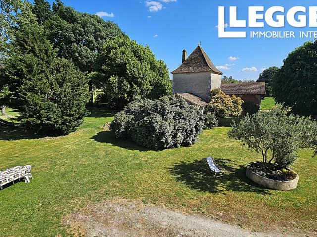 Vaste propriété avec maison 6 pièces, grange, pigeonnier, poulailler, grand terrain boisé