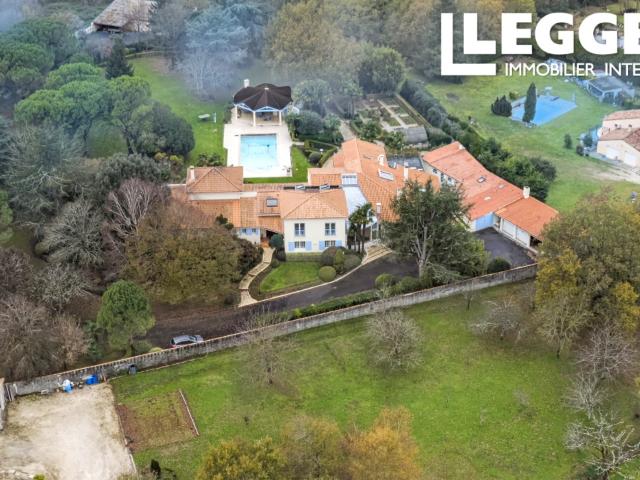 Vaste propriété de 8 chambres avec jardins privés clos. L'essence d'un cadre de vie raffiné près de Jonzac