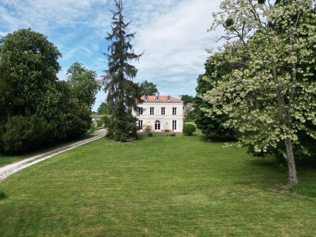 Vaste propriété en pierre dans un parc arboré 488m² Coutras