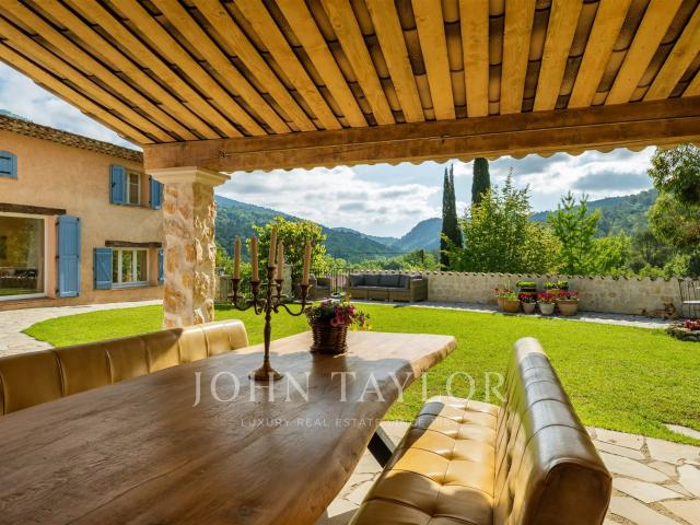 Vaste propriété familiale avec maison d'amis et maison de ga. 250m² Le Bar sur Loup