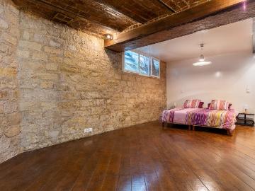 Vaste Souplex Atypique Rénové de 120m² Proche Mairie du 18ème, Paris Amsterdam Apartments for Rent