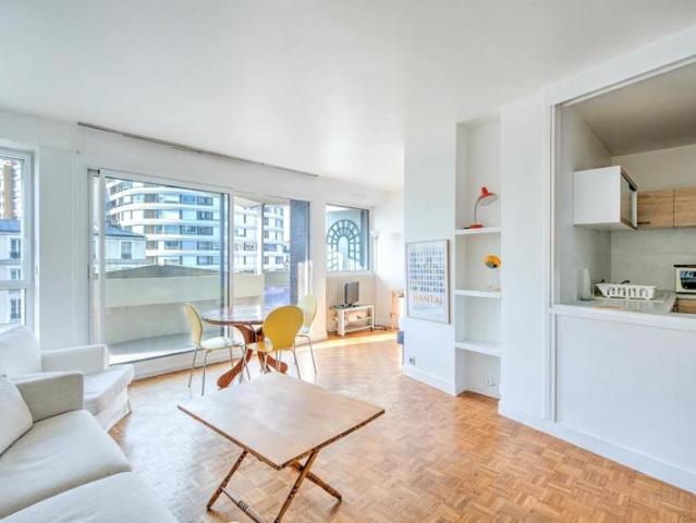 Vaste studio lumineux avec balcon à Paris 15e