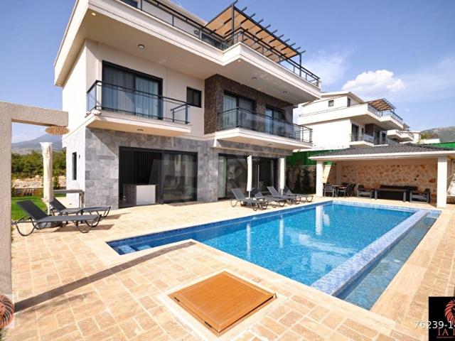 DENİZ MANZARALI SIFIR 4+1 300M2 SATILIK VİLLA
