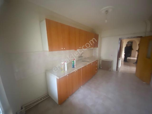 Vatan'dan Çaldıran'da Cadde Yakını Köşe Cephe 3+1 Temiz Kiralık