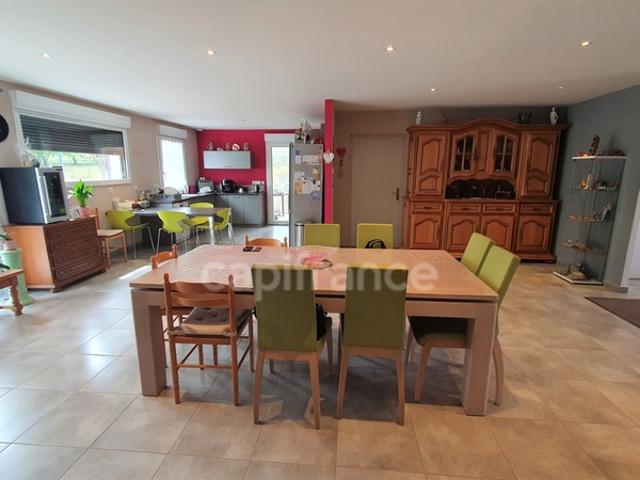VAUVILLERS 70. Ensemble immobilier composé d'une maison d'habitation de 170m² et d'un bâtiment de 520m²