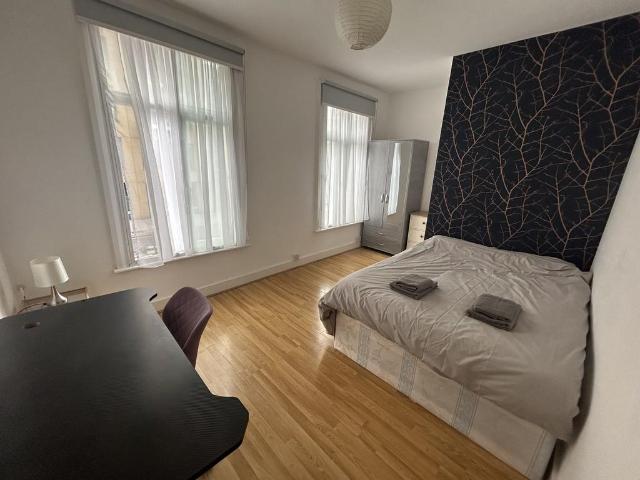 Vauxhall Bridge Road, London SW1V 4 bed flat to rent £3,950 pcm £912 pw