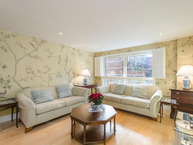 Vauxhall Bridge Road London SW1V 3 bed apartment to rent £4,750 pcm £1,096 pw