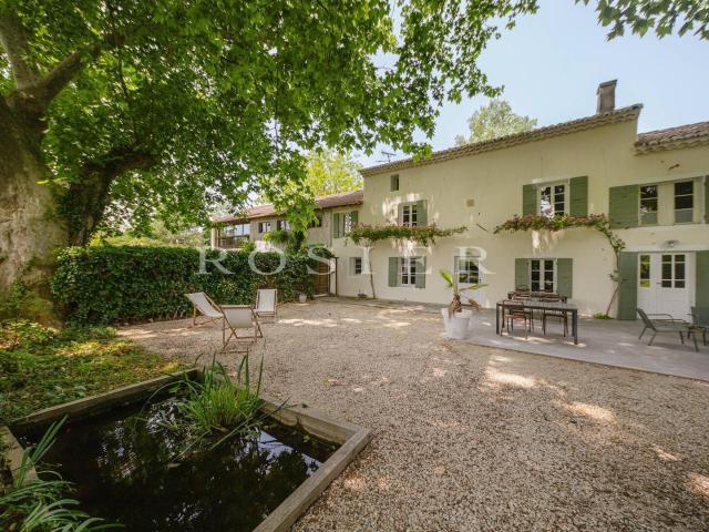 Vaucluse: Ferme XIXème rénovée à vendre, un havre de paix à. 528m² Le Thor