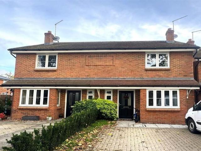 Vaughan Copse, Brighton Road. 2 bed semi detached house to rent £1,750 pcm £404 pw