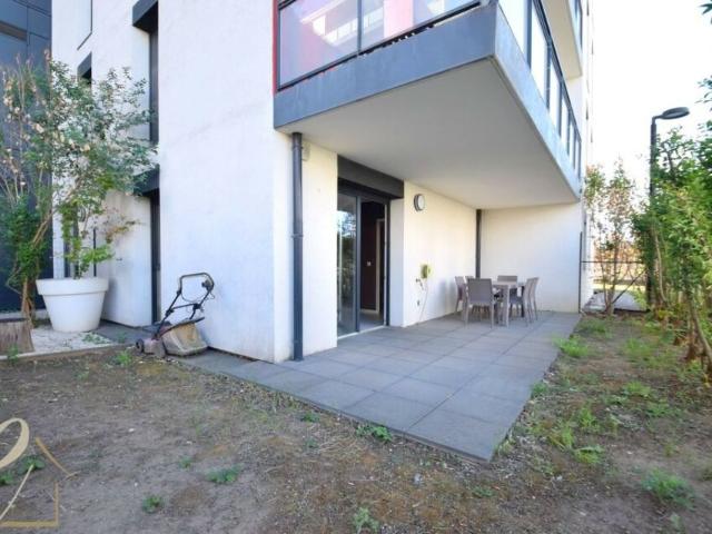 VAULX EN VELIN Carré de Soie – Joli T1bis meublé en rez de jardin de 31 m² avec 59 m² d’extérieurs et garage fermé