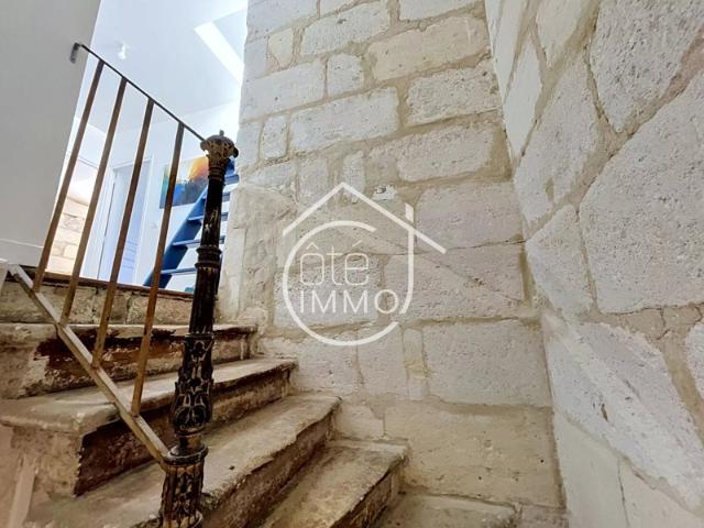 VAYRES: Charmante maison de ville en pierre entièrement rénovée