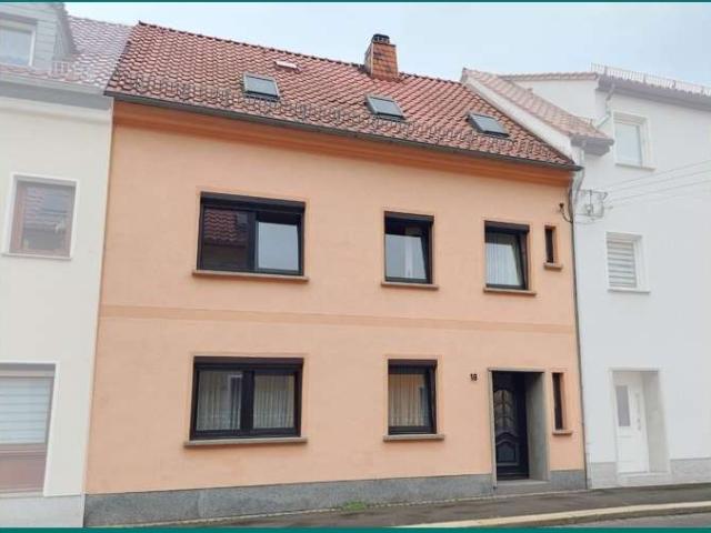 VB ! Teilsaniertes gepflegtes Wohnhaus ca. 150 m² Wohnfläche, große Dachterrasse u. zwei Garagen
