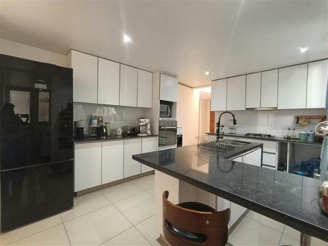 Venta 3 dormitorios mas servicio, Piscina Borde Blanco | 3 dormitorios por 10000.00 en Colina