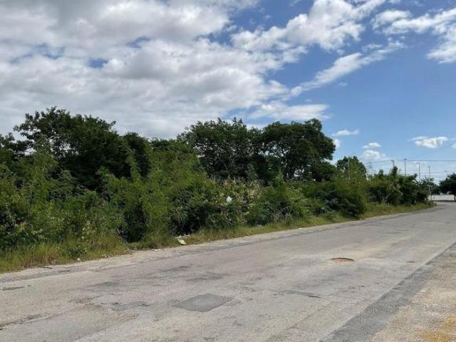 Venta Terreno de uso mixto en esquina sobre avenida principal,Caucel,Mérida,Yuc