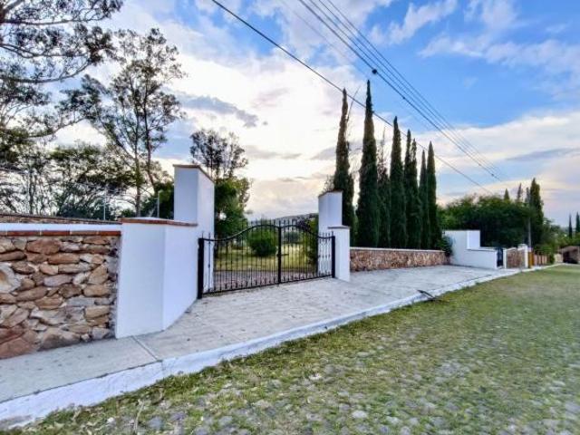 Terreno Bardeado con Casa Club y Alberca en Fracc. Exclusivo Tequisquiapan Querétaro