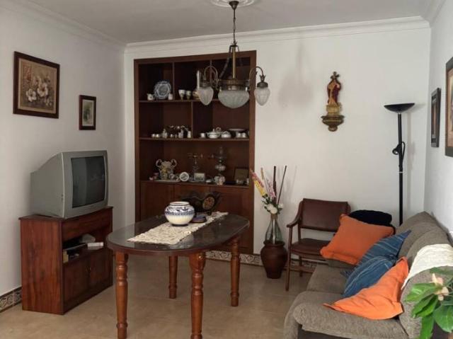 Venta vivienda planta baja 4 dormitorios y 2 baños, patio y garaje