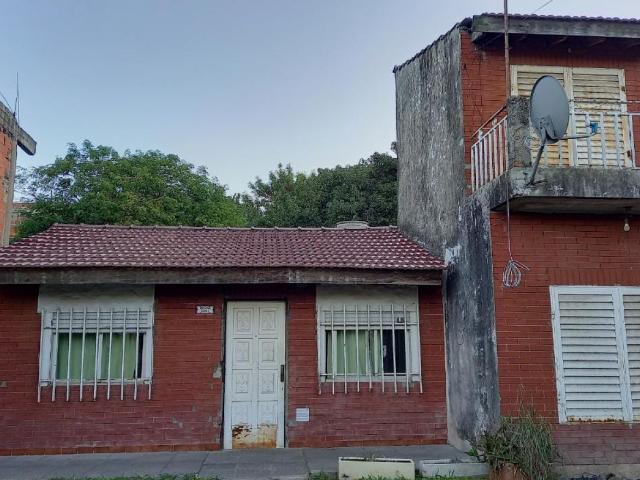 Venta y Alquiler de Casa 4 ambientes en Lote Propio con fondo en Isidro Casanova