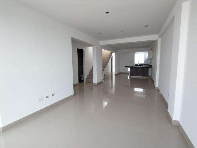 VENTA AMPLIO DUPLEX DE 3 DORM C/TERRAZA EN URB. PANDO SAN MIGUEL