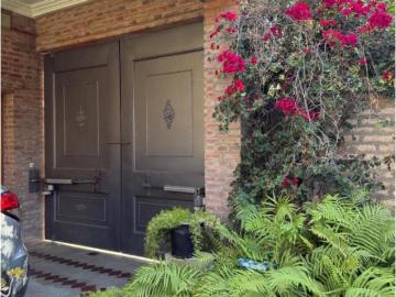 Venta Amplia Casa 450 M² Cubiertos 3 Dormitorios Zona Urquiza Y Circunvalación