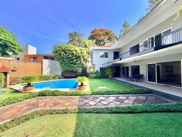 VENTA AMPLIA E IMPECABLE CASA EN ACAPATZINGO EN PRIVADA CON PORTÓN ELÉCTRICO