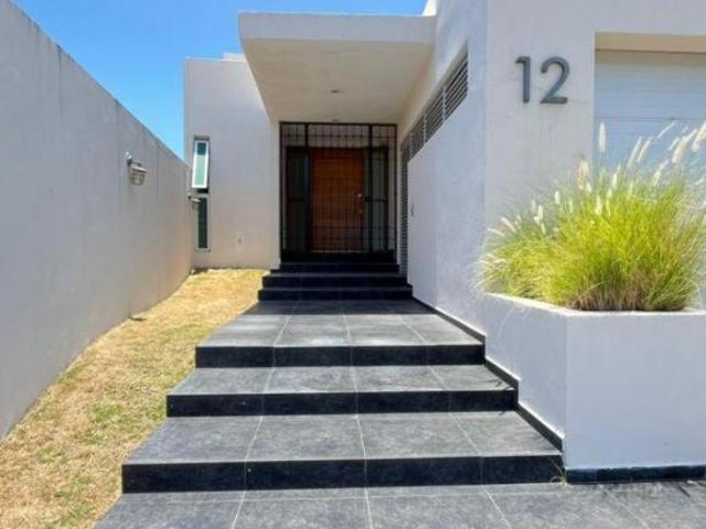 VENTA CASA AMPLIA CON AMPLIO JARDIN
