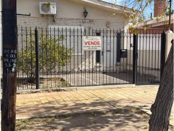 Venta Casa B° Santa Teresita, 3 Dormitorios, Living Amplio, Baño, Galeria Y Cochera. 165.000 Usd/2646296308