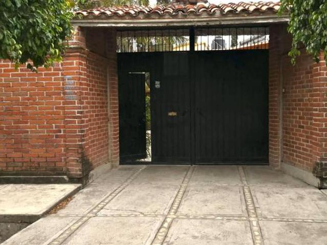 Venta Casa Cuautla Alberca, 4 recámaras amplias, 4 autos, árboles frutales
